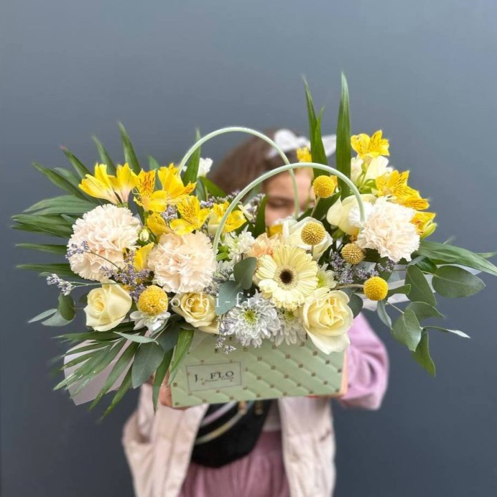 Сумочка с розами "Эпиа" в Старом Осколе