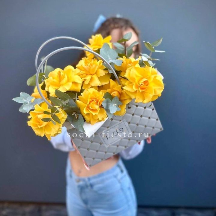 Сумочка с розами "Эдель" в Старом Осколе