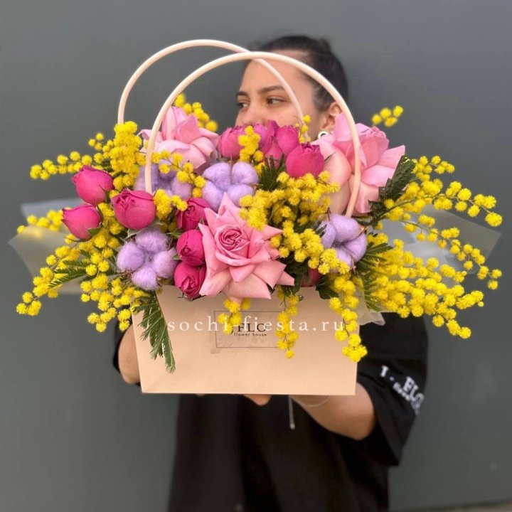 Сумочка мимозы и роз "Примавера" в Старом Осколе