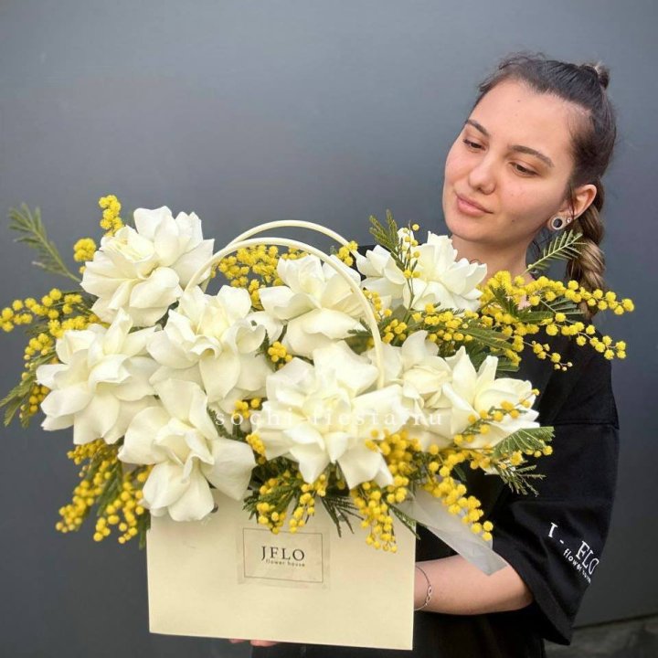 Французские Розы и мимоза  в сумочке  в Старом Осколе