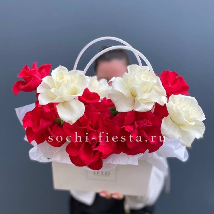 Сумочка  красных и белых роз в Старом Осколе