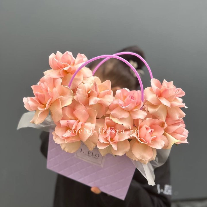 Сумочка с розами "Кети" в Старом Осколе