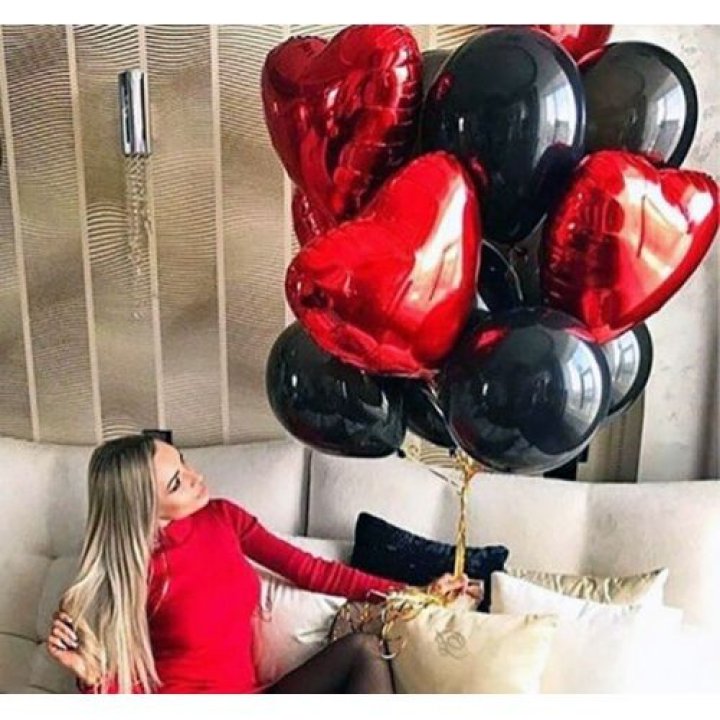 Фонтан из красных сердец с чёрными шарами  в Старом Осколе