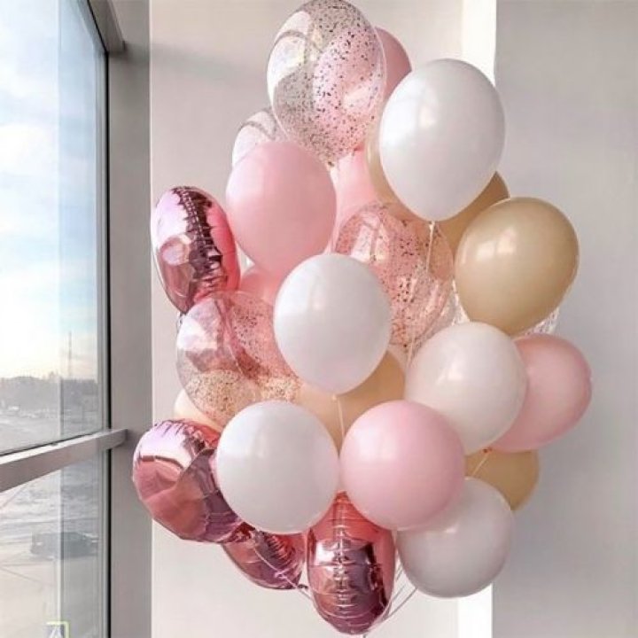 Фонтан шаров розового и белого цветов в Старом Осколе