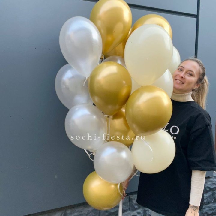 Облако шаров из белого и золотого оттенков в Старом Осколе