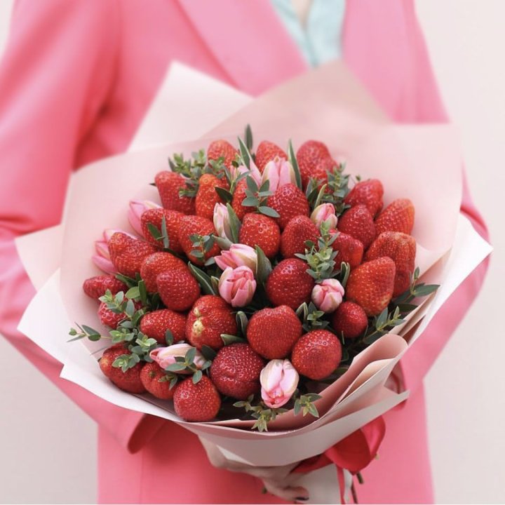 Тюльпаны и клубника в Старом Осколе