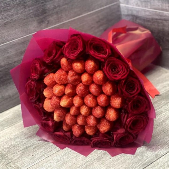 Клубничный букет с розами в Старом Осколе