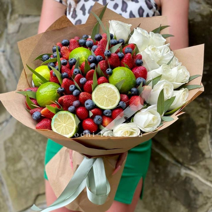 Ягодно-цитрусовый букет с розами в Старом Осколе