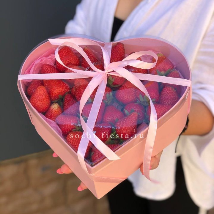 Коробочка сердце  с клубникой в Старом Осколе