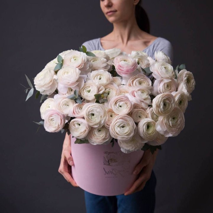 Бокс с ранункулюсами в Старом Осколе