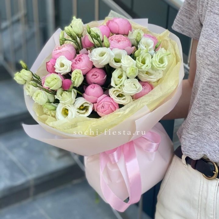 Букет кустовых роз с эустомой в Старом Осколе