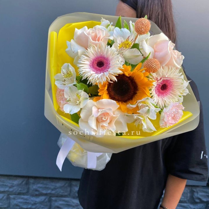 Букет с подсолнухом "Елоу" в Старом Осколе