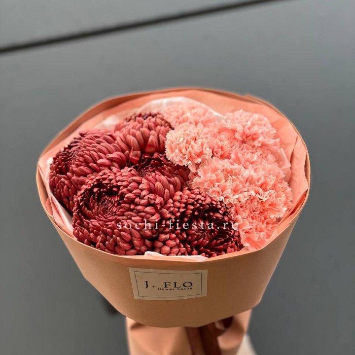 Букет хризантем и диантусов  в Старом Осколе