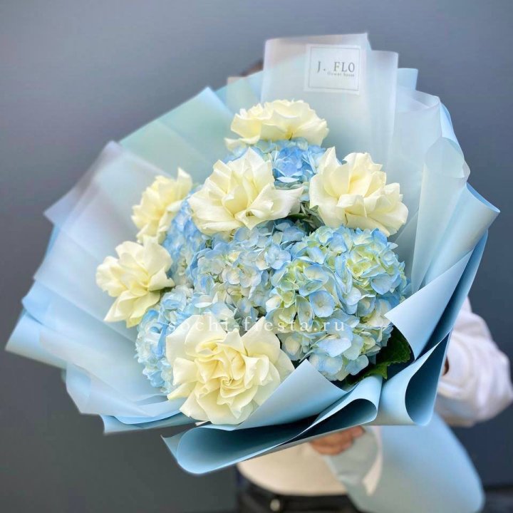  Букет из голубых гортензий и роз  в Старом Осколе