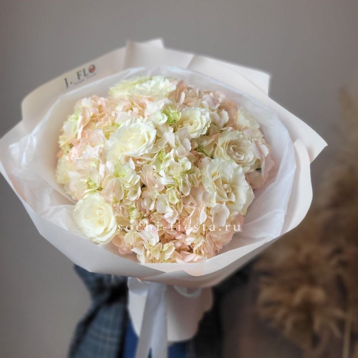  Букет гортензии и роз  в Старом Осколе