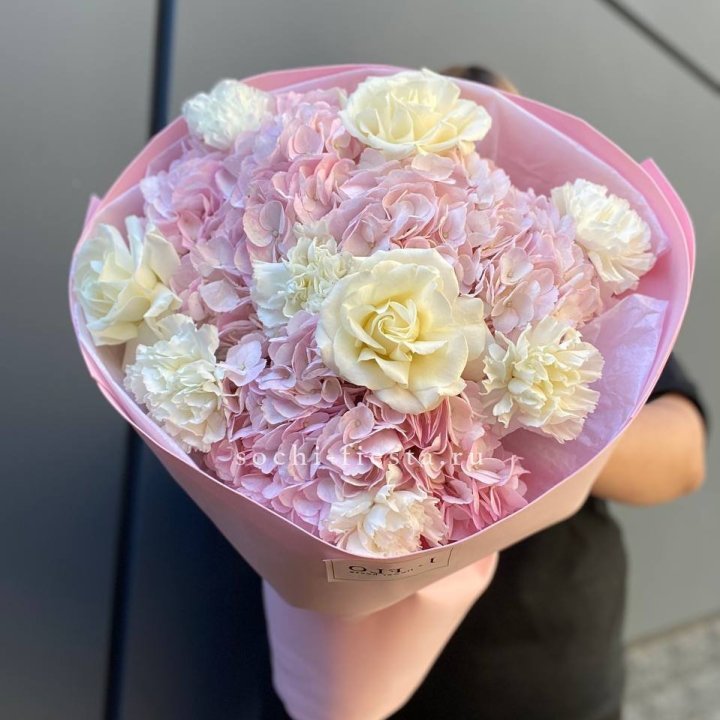  Букет гортензий и роз  в Старом Осколе