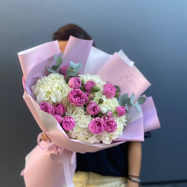 Букет белых гортензий и пионовидных роз  в Старом Осколе