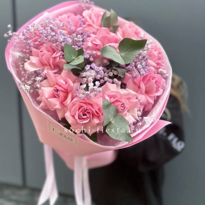 Розовые французские розы с гипсофилой в Старом Осколе