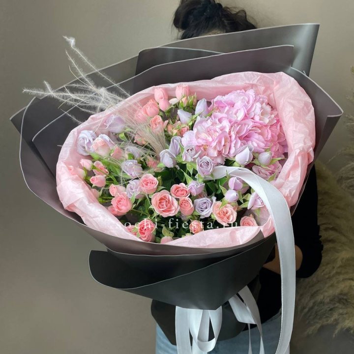  Букет гортензии и роз "Саперави" в Старом Осколе