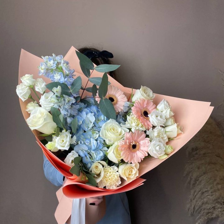  Букет гортензии и роз "Валенсия" в Старом Осколе