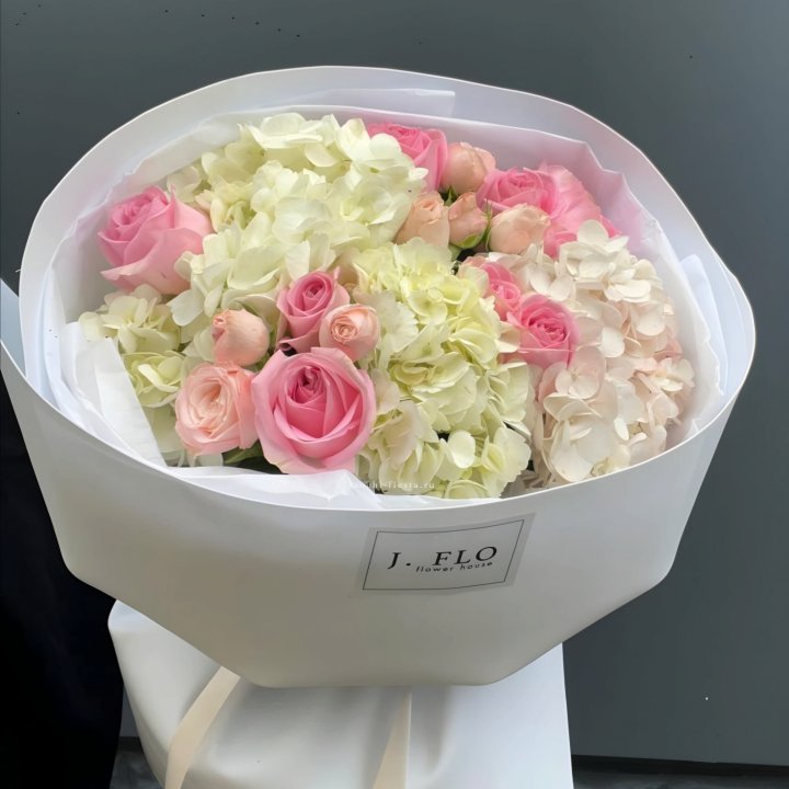  Букет гортензии и роз  "Тиамо" в Старом Осколе