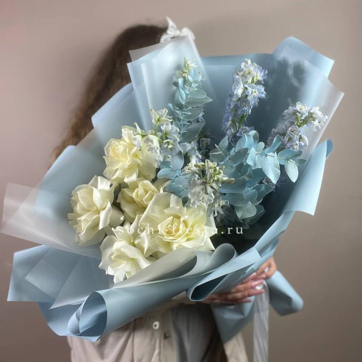 Букет из белых французских роз и дельфиниума в Старом Осколе