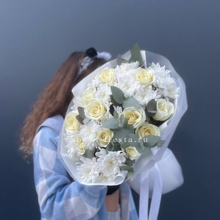  Букет белых роз с хризантемой  в Старом Осколе
