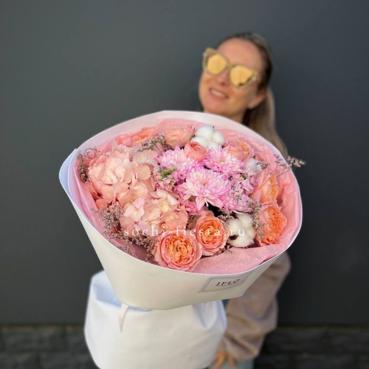 Букет гортензии и кустовых роз  в Старом Осколе