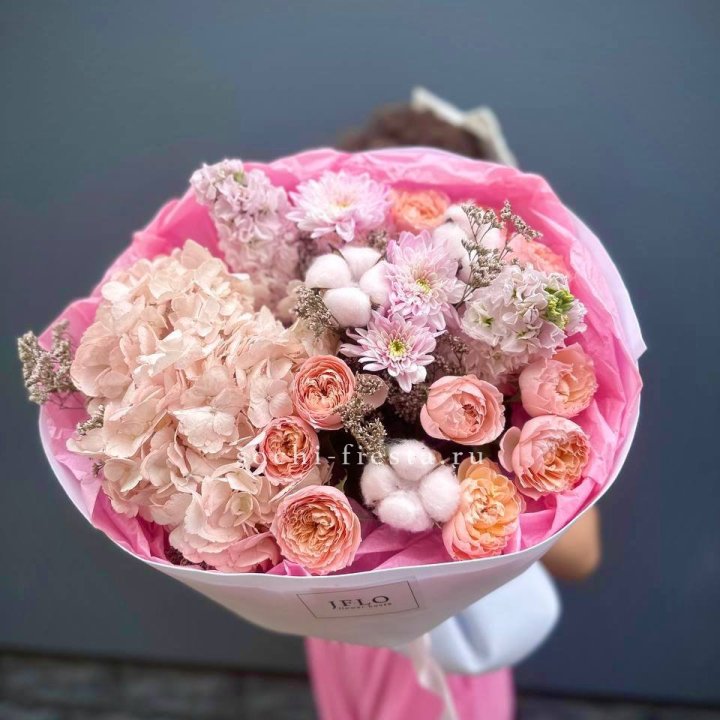 Букет гортензии и кустовых роз "Абрассо" в Старом Осколе