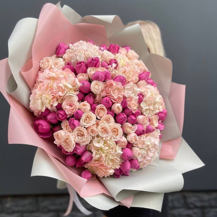 Букет кустовые розы и гортензия в Старом Осколе