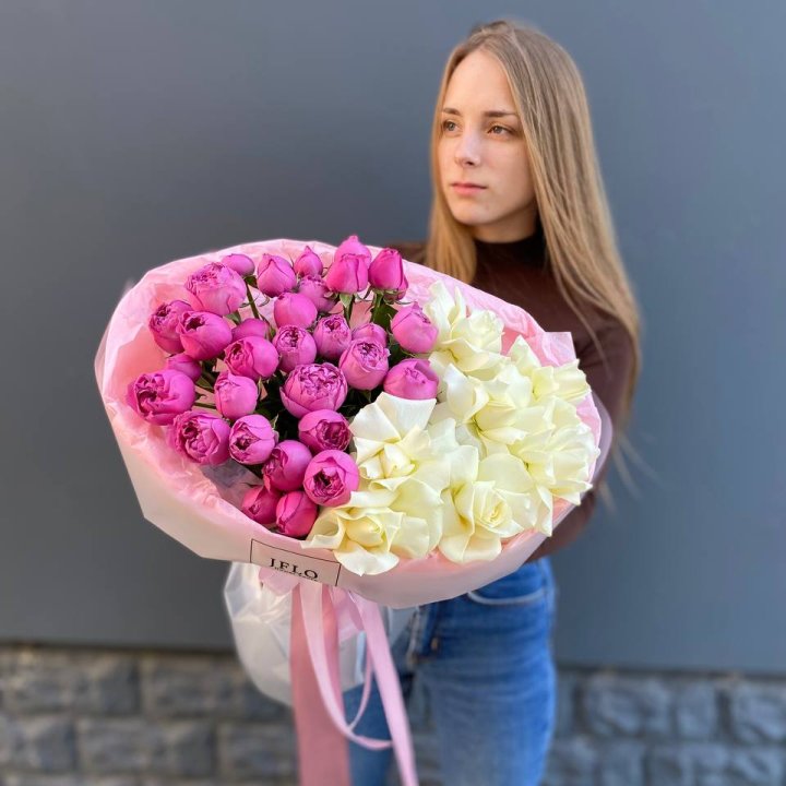 Дуо белых и кустовых роз в Старом Осколе