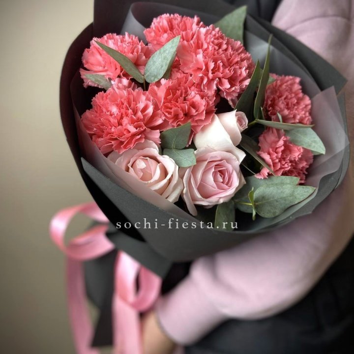 Букет из роз и диантусов "Пенелопа" в Старом Осколе