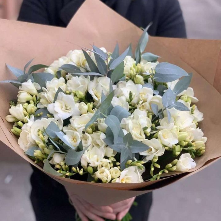 51 фрезия с эвкалиптом в Старом Осколе