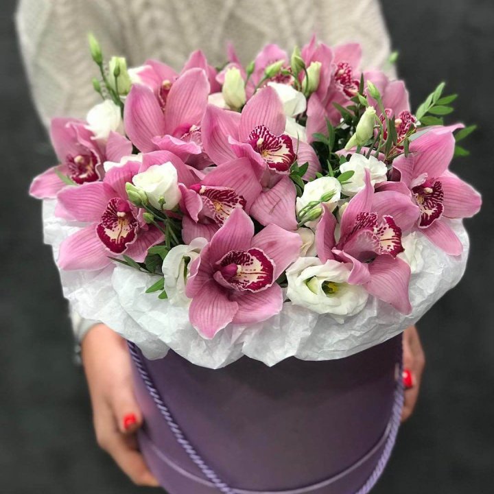 Орхидея и эустома в шляпной коробке в Старом Осколе