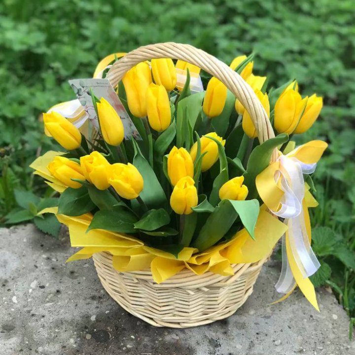25 желтых тюльпанов в корзине в Старом Осколе