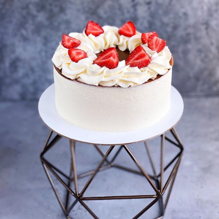 Торт "Клубника со сливками" в Старом Осколе