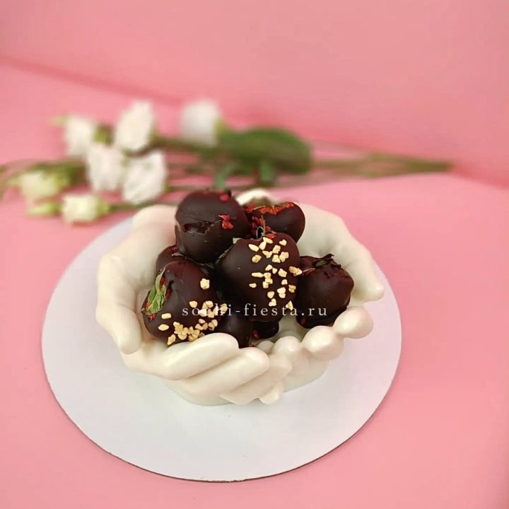 Клубника в шоколаде на шоколадных ладонях  в Старом Осколе
