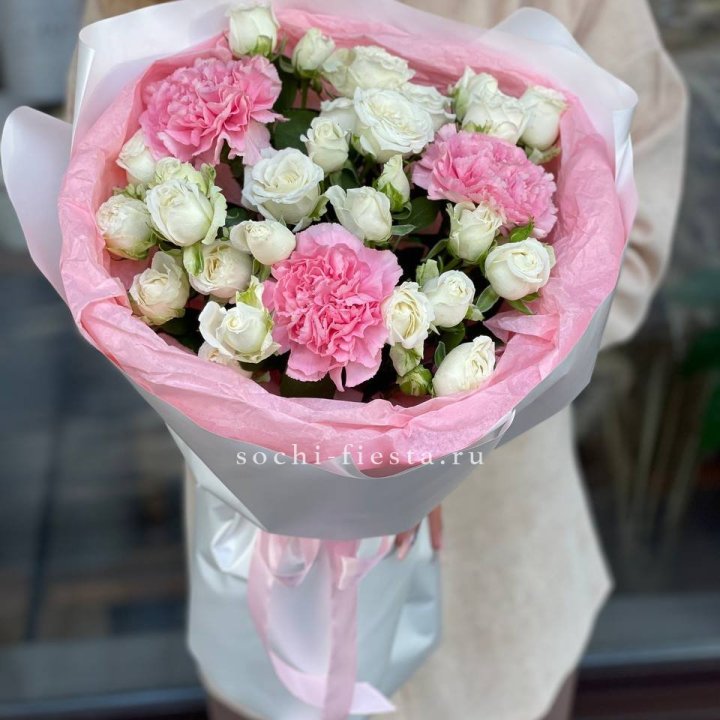 Букет розы с диантусами "Блэш" в Старом Осколе