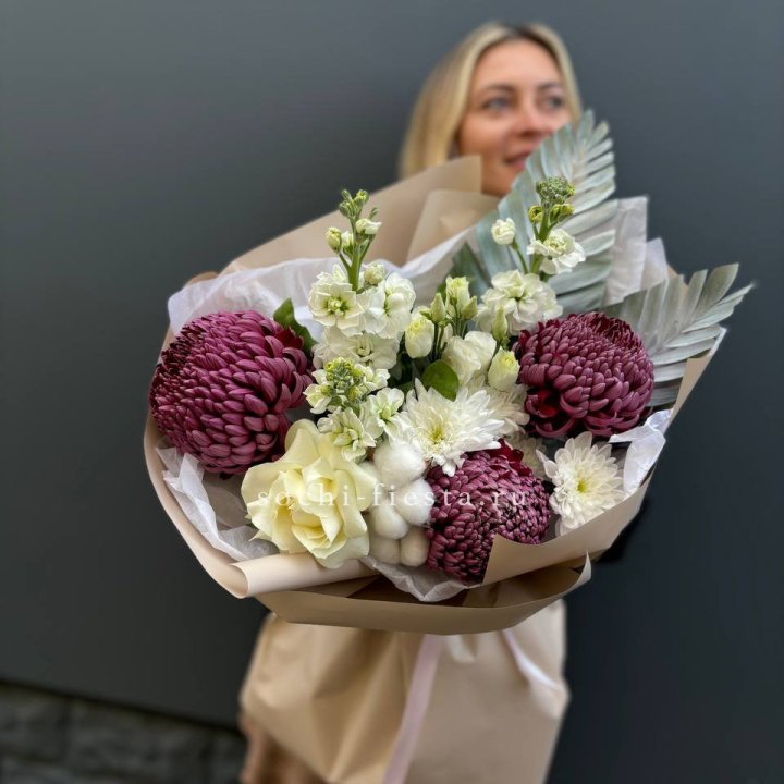 Хризантемы с маттиолой розами эустомой Чика в Старом Осколе