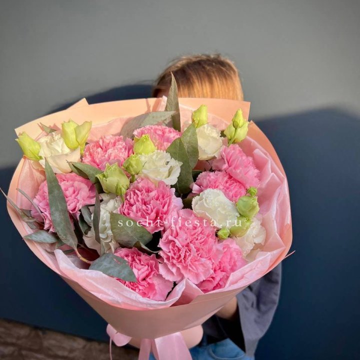 Букет гвоздик и  эустом "Сири" в Старом Осколе