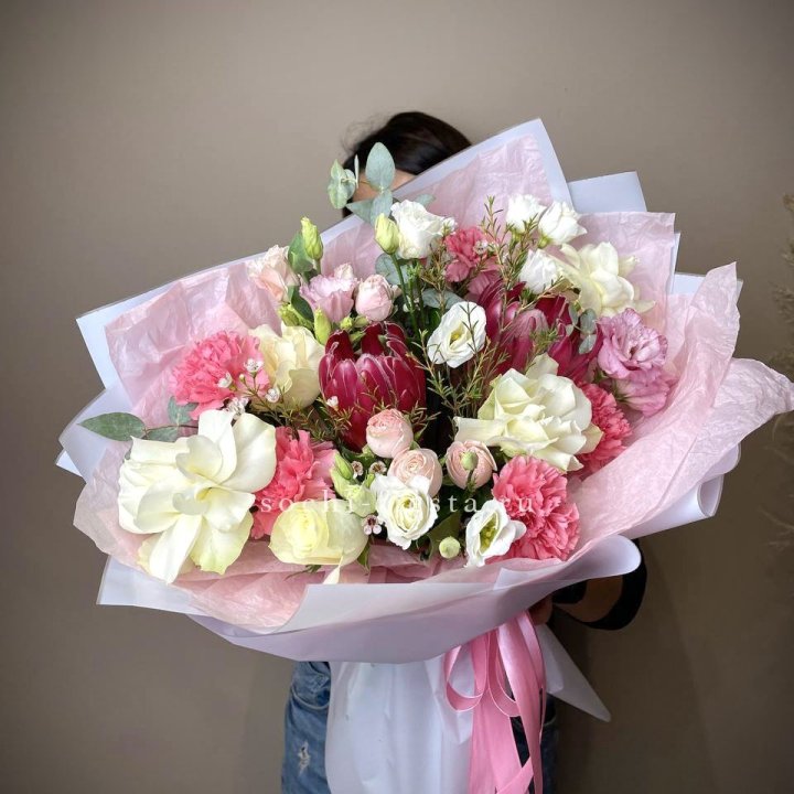 Букет с протеей, розами "Элеонора" в Старом Осколе