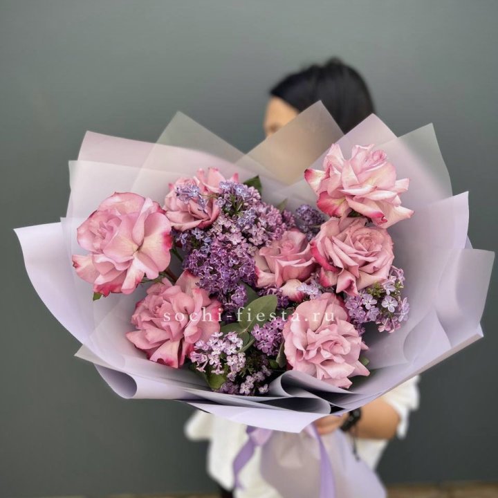 Букет из розовых роз и сирени в Старом Осколе