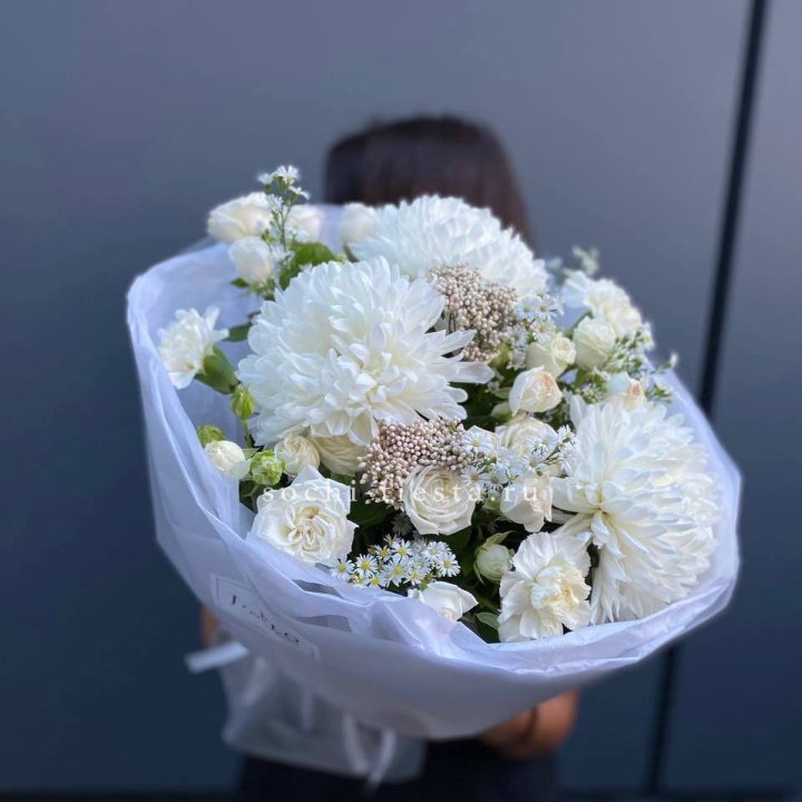 Букет хризантем и роз вайт шотс в Старом Осколе