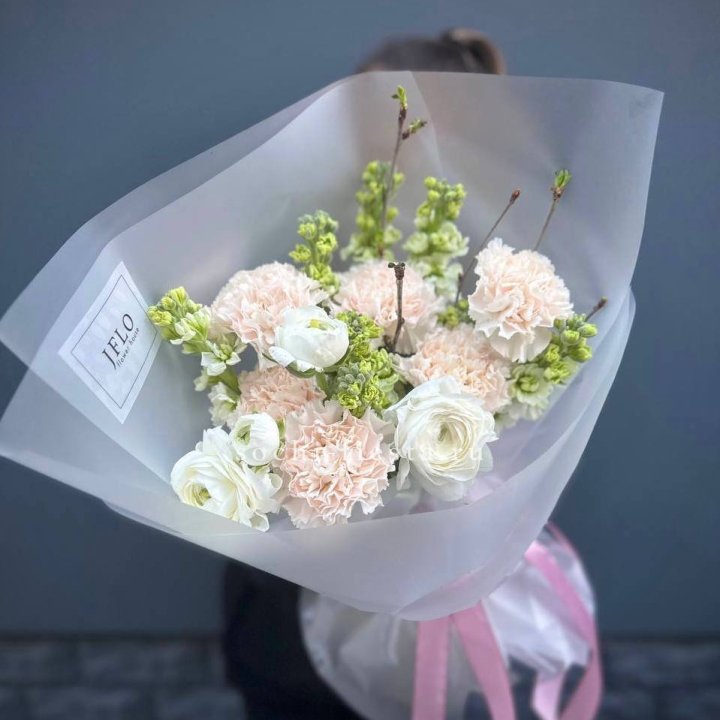 Букет маттиолы и ранункулюсов  в Старом Осколе