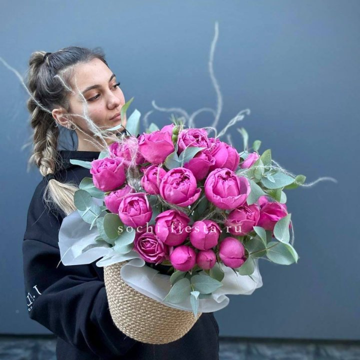 Пионовидные розы  в джутовом кашпо  в Старом Осколе