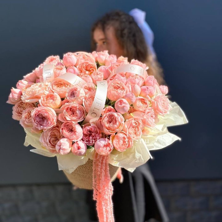 Кустовые розы Джульетта в джутовом кашпо в Старом Осколе