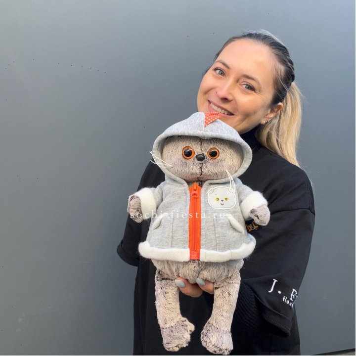 Кот Басик в толстовке в Старом Осколе