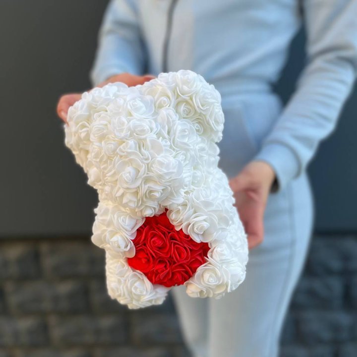 Медведь с красным седцем в Старом Осколе