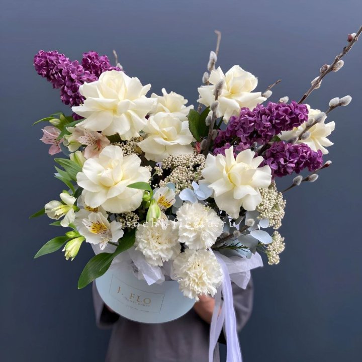 Цветочный бокс Французских роз и Сирени в Старом Осколе