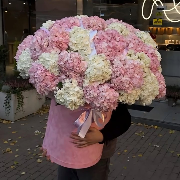 Дизайнерский цилиндр с гортензиями  в Старом Осколе